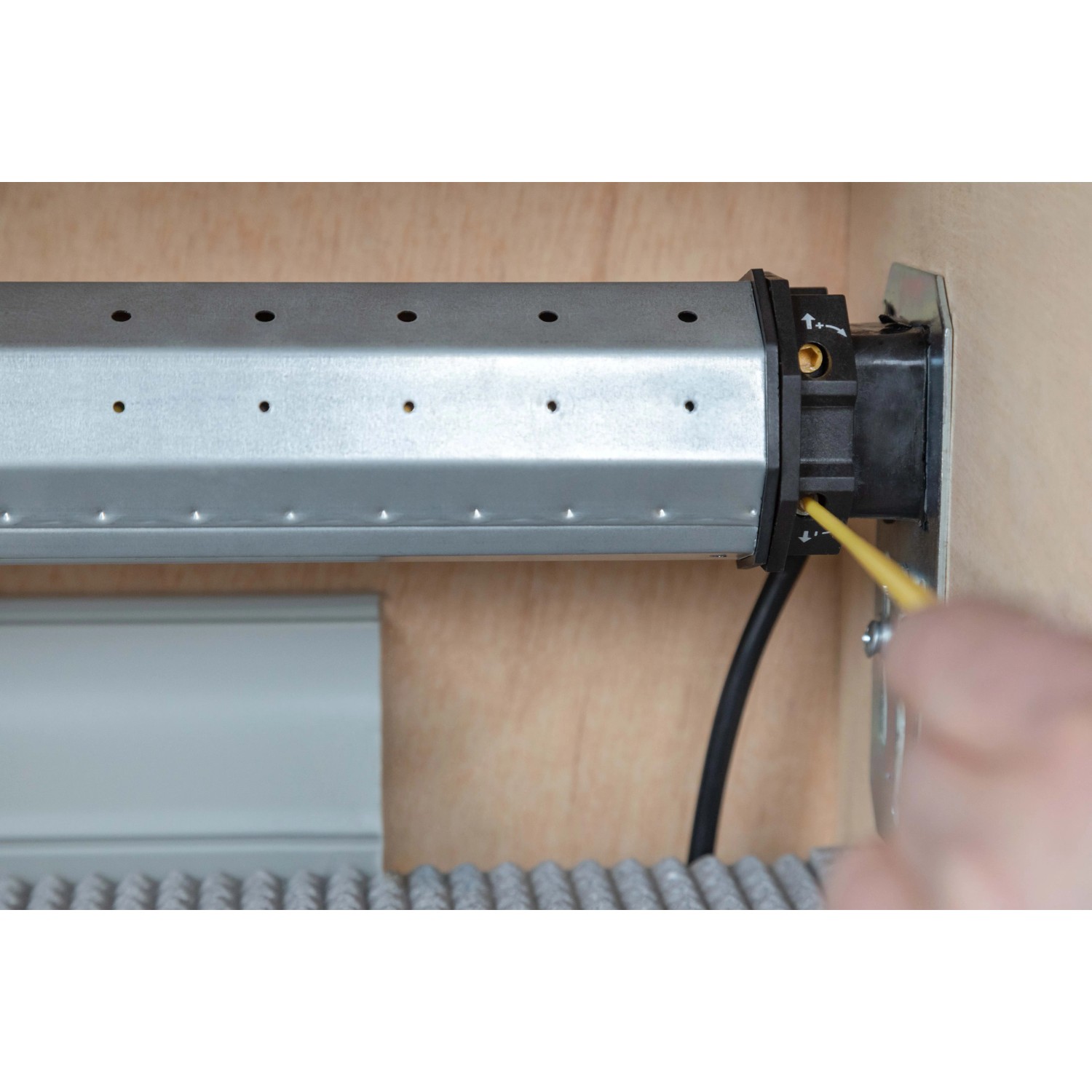 Schellenberg Rollladenmotor Standard Maxi 10 Nm im Einbau mit Einstellstift.