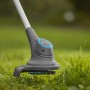 Gardena Akku-Trimmer SmallCut 23/18V im Einsatz, schneidet Rasen. Leichtgewichtiger Rasentrimmer.