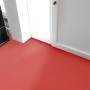 Roter PVC-Bodenbelag Primaflor Expotop (2,00m x 1,50m) im Raum.