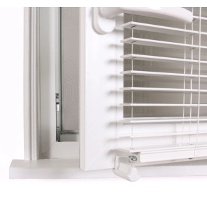 Avosdim Fliegengitter 3er-Set mit Klettband, 100x100cm, am weißen Fensterrahmen.