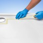 Antirutsch-Anstrich-Set: Abkleben einer Duschwanne für rutschfeste Beschichtung.