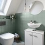 Badezimmer mit salbeifarbenen Fliesen, lackiert mit Alpina Fliesen-Lack Bad & Küche.