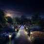 10 Marelida LED Solar Wegleuchten aus Edelstahl mit Erdspieß beleuchten einen Gartenweg bei Nacht. Dekorative Gartenlampen mit warmweißem Licht.