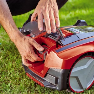 Einhell Freelexo Cam 350 Mähroboter: Akkuwechsel für den Rasenroboter auf Rasenfläche.