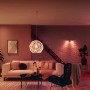 Wohnzimmer mit Philips Hue E27 LED Lampe, die warmweißes Licht spendet.
