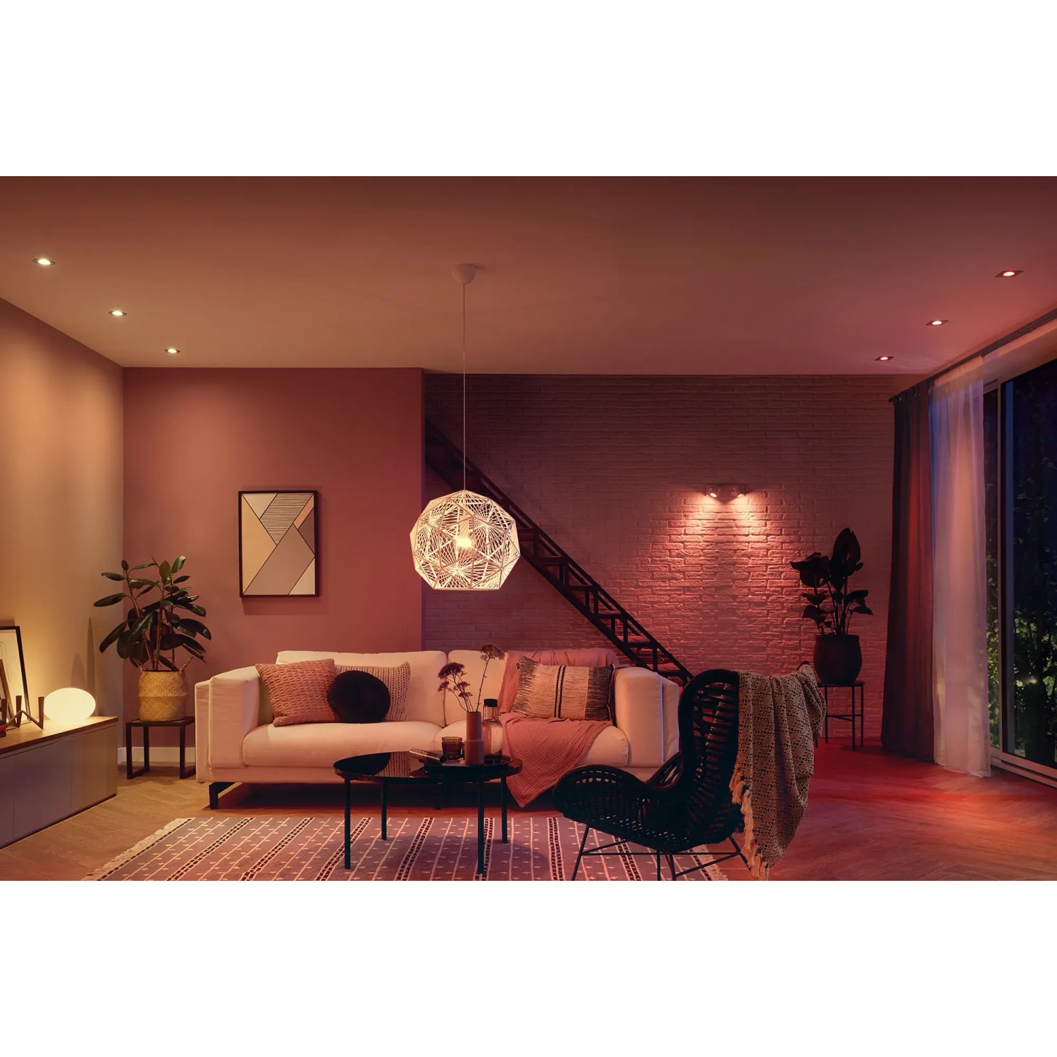 Wohnzimmer mit Philips Hue E27 LED Lampe, die warmweißes Licht spendet.