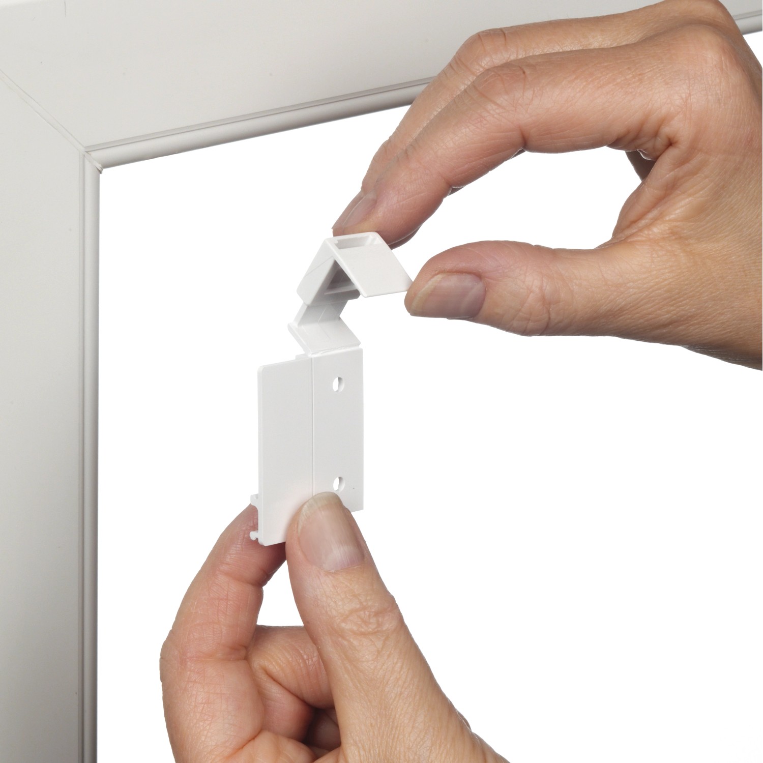 Montage des Gardinia Easyfix Doppelrollos: Weiße Klemmträger werden am Fensterrahmen befestigt.