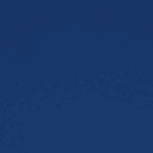 Blaue Venilia Lackfolie als Tischschutz, 130 cm breit.