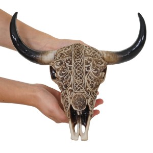 Detailreicher Deko Schädel C15 Longhorn mit Tribal-Muster als Wanddeko.