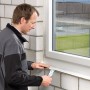 Anwendung von Siga Fentrim IS 20 Klebeband am Fensterrahmen zur winddichten Verklebung.