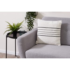 Andiamo Kissen Malena, 40x40 cm, schwarz-weiß gestreift, auf grauem Sofa.