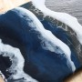 Nahaufnahme einer mit CreativEpoxy Resin erstellten Dekoration mit blau-weißen Farbverläufen.