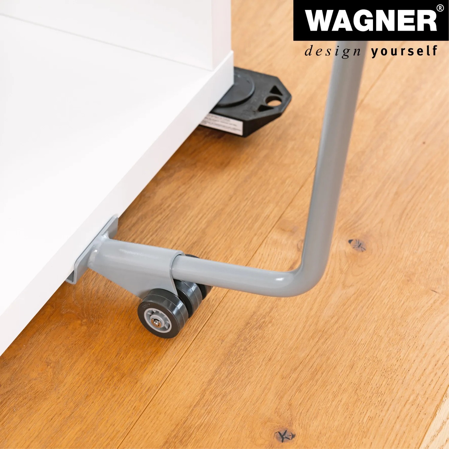 Wagner Möbelheber mit Hebeschaufel im Einsatz zum Anheben eines weißen Möbels.