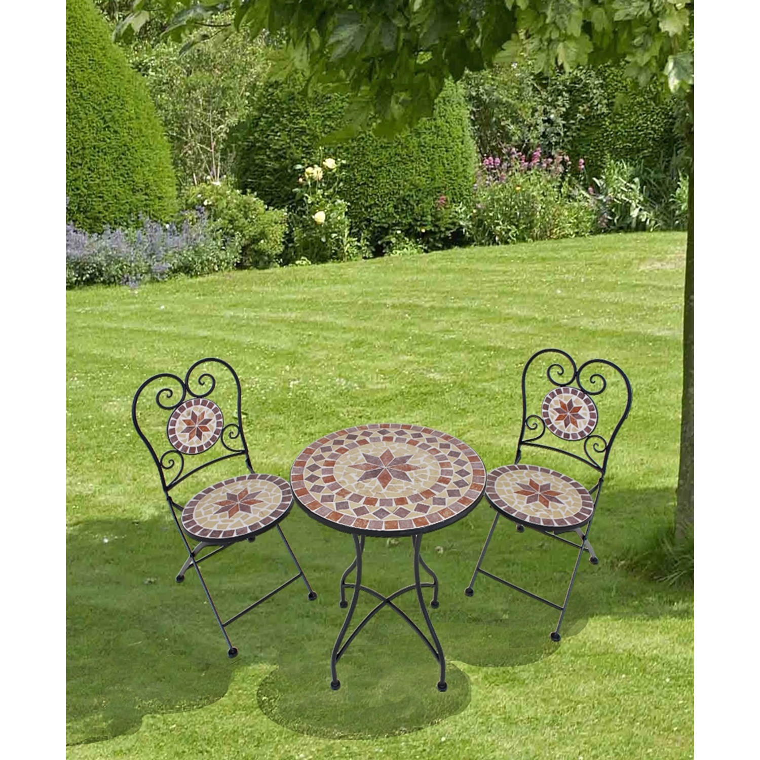 3-teiliges Balkon-Set Mosaik Amarillo von Garden Pleasure mit Tisch und zwei Stühlen im Garten.