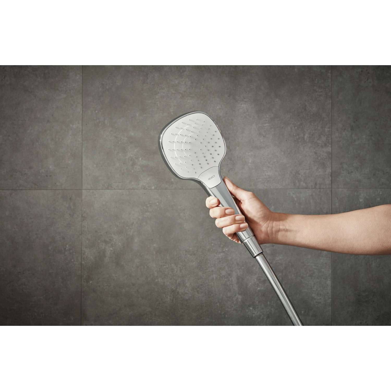 Hansgrohe Handbrause Croma Select E Vario, 3 Strahlarten, weiß-chrom, in der Hand gehalten.