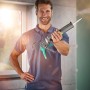 Mann hält wolfcraft Kartuschenpresse MG 600 Pro vor Fenster. Maurerwerkzeug für Silikon, Acryl & Co.