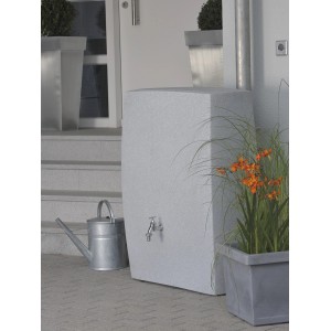 Arves Regentonne Noblesse 275 l Granit mit Hahn, Gießkanne und Bepflanzung vor Hauswand.