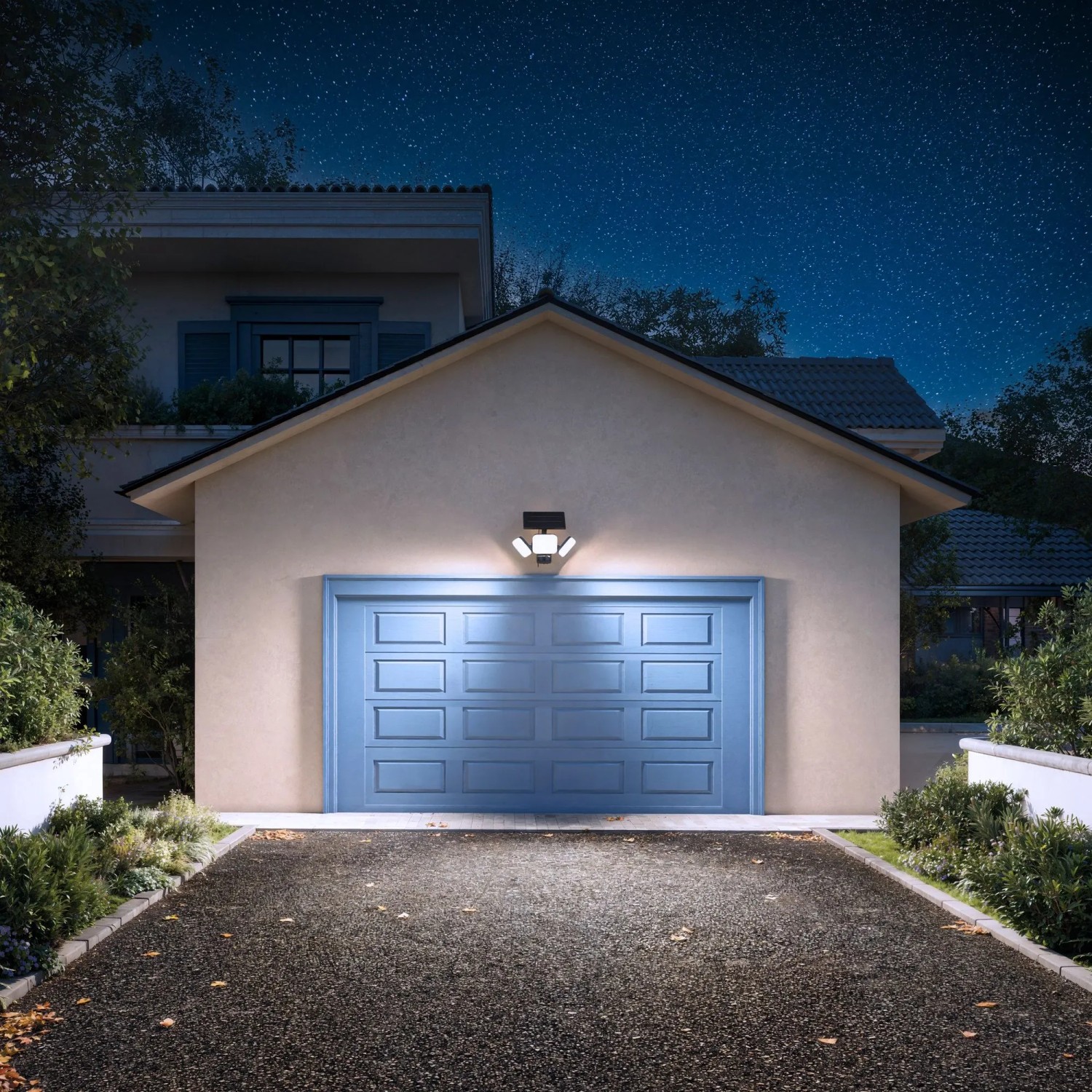 Philips Solar-LED-Außenstrahler Zyren, 5000 K, schwarz, montiert über einer blauen Garage bei Nacht.