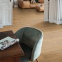 Wohnraum mit Egger NatureSense Aqua Laminat in Braun. Wasserfester Laminatboden im Interieur.