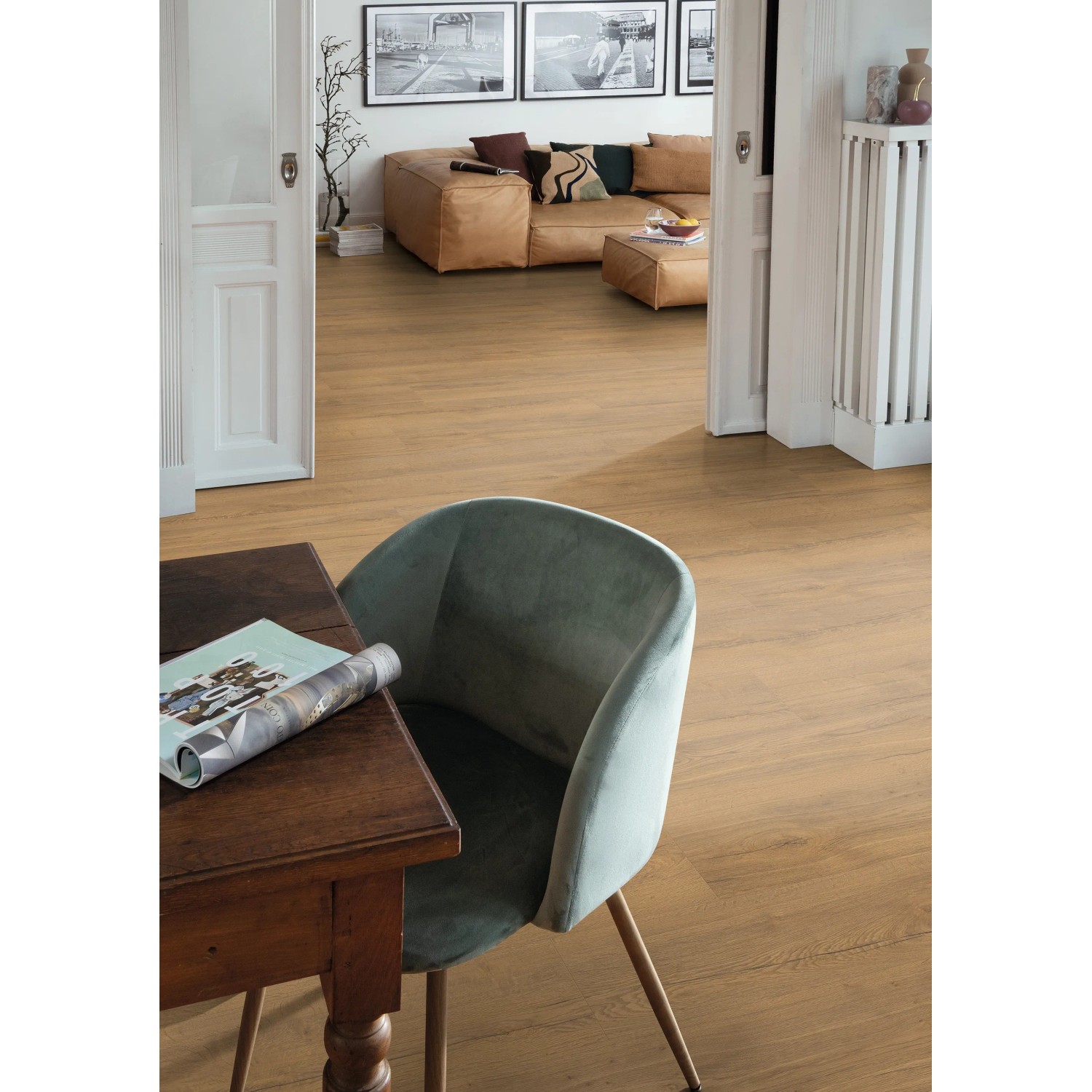 Wohnraum mit Egger NatureSense Aqua Laminat in Braun. Wasserfester Laminatboden im Interieur.