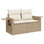 Beige 6-tlg. Garten-Sofagarnitur aus Rattan mit cremeweißen Kissen und Stauraum.
