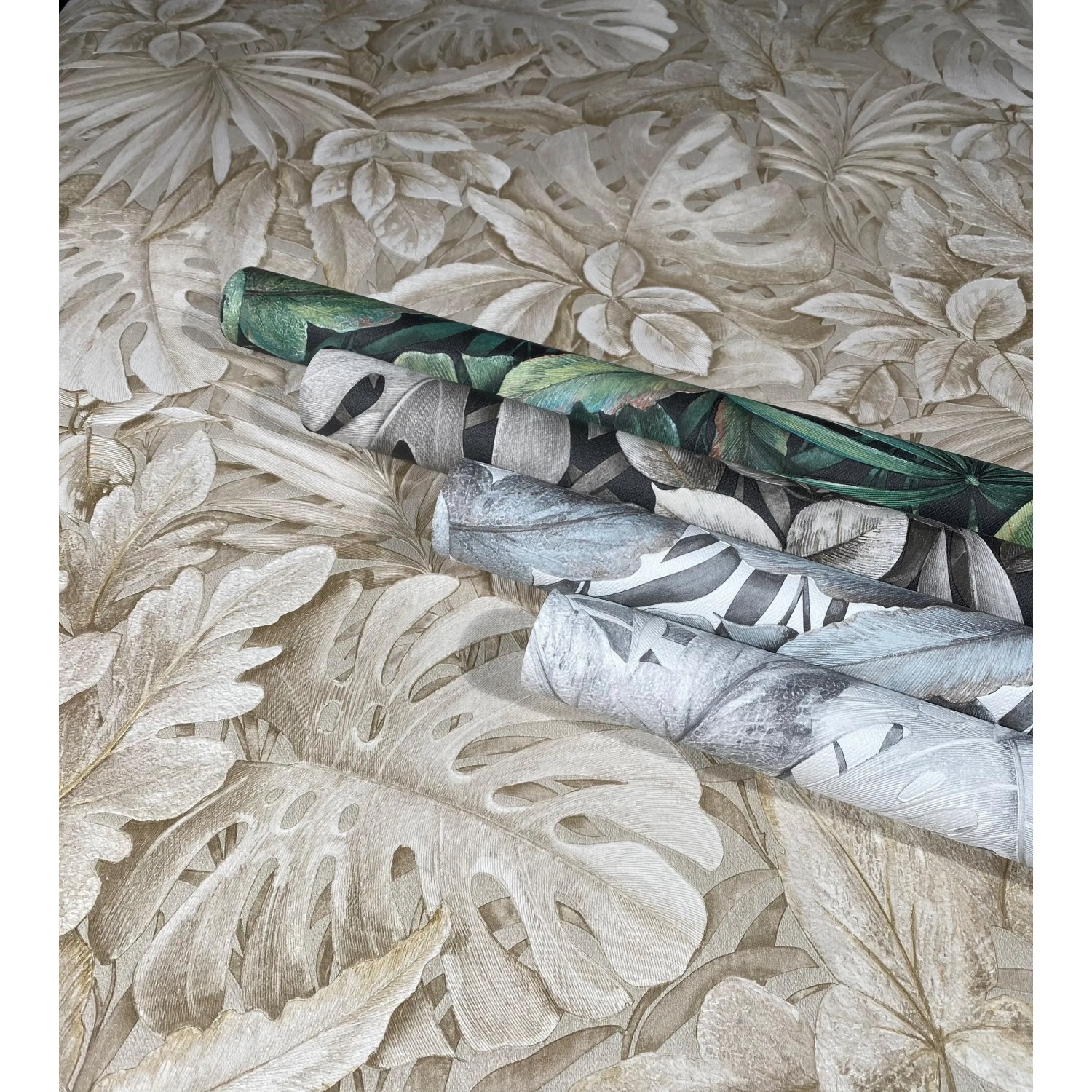 Marburg Vliestapete Botanica Floral Beige: Tapetenrollen mit floralem Muster in Beige, Grün und Grau.
