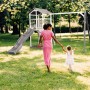 Axi Beach Tower Spielturm mit Doppelschaukel und Rutsche im Garten, Mutter und Kind