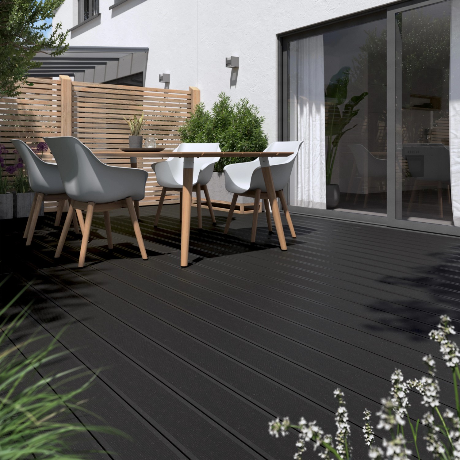 Terrasse mit anthrazitfarbenen Kovalex WPC Terrassendielen und Gartenmöbeln.