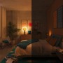 Philips Smart-LED-Leuchtmittel E27 in Lampe, warmes Licht im Schlafzimmer, links hell, rechts dunkel für Stimmungswechsel.