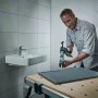 Mann benutzt wolfcraft Kartuschenpresse MG 600 Pro für Dichtarbeiten an einer Platte.
