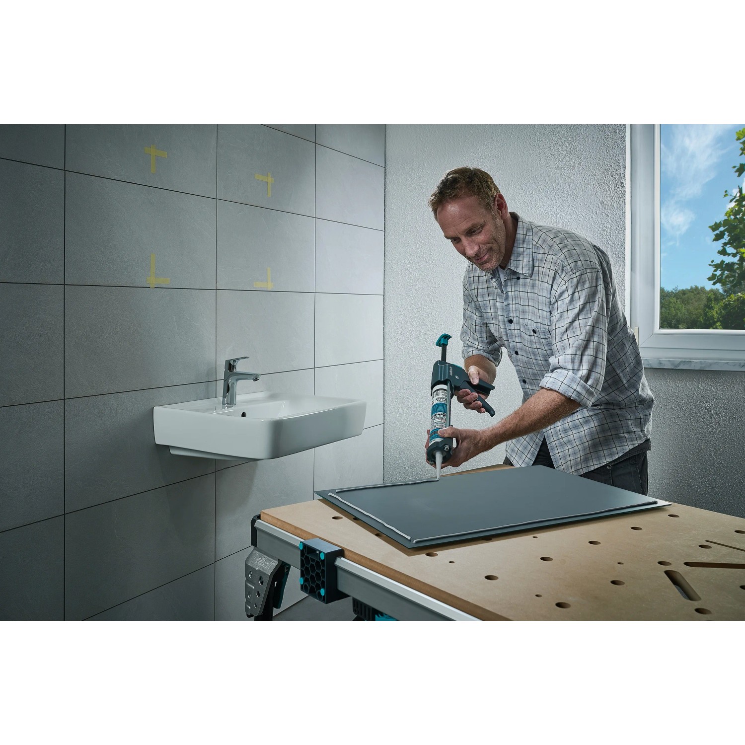 Mann benutzt wolfcraft Kartuschenpresse MG 600 Pro für Dichtarbeiten an einer Platte.