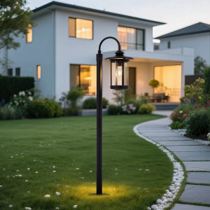 Schwarze Lindby Außenleuchte Zayn im Retro-Stil aus Aluminium für Garten und Terrasse.