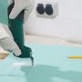 LUX Tauchsägeblatt im Einsatz: Multitool sägt präzise in eine grüne Platte. Weiteres Zubehör für Sägen.