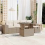 Beige 6-teilige Garten-Sofagarnitur aus Rattan mit Tisch, Sofa, Hockern und Kissen.