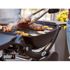 Schwarzer Weber Gasgrill Q 1200 mit Rollwagen beim Grillen von Steaks und Gemüse.