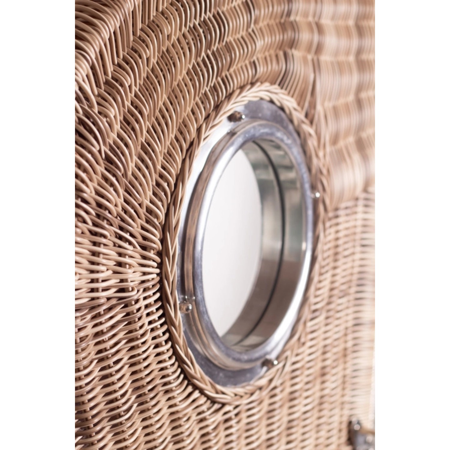 Detailansicht Strandkorb Rantum Teak mit Bullauge und PE-Geflecht.