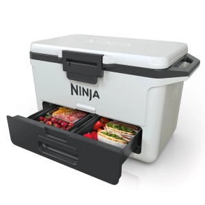 Weiße Ninja Kühlbox FrostVault 47L mit Trockenzone und Lebensmitteln.