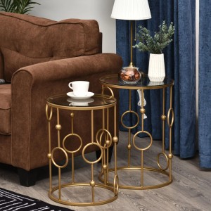Goldenes Couchtisch-Set aus Metall mit gehärtetem Glas, rundes Reifen-Kugel-Design, zwei Beistelltische im Wohnzimmer.