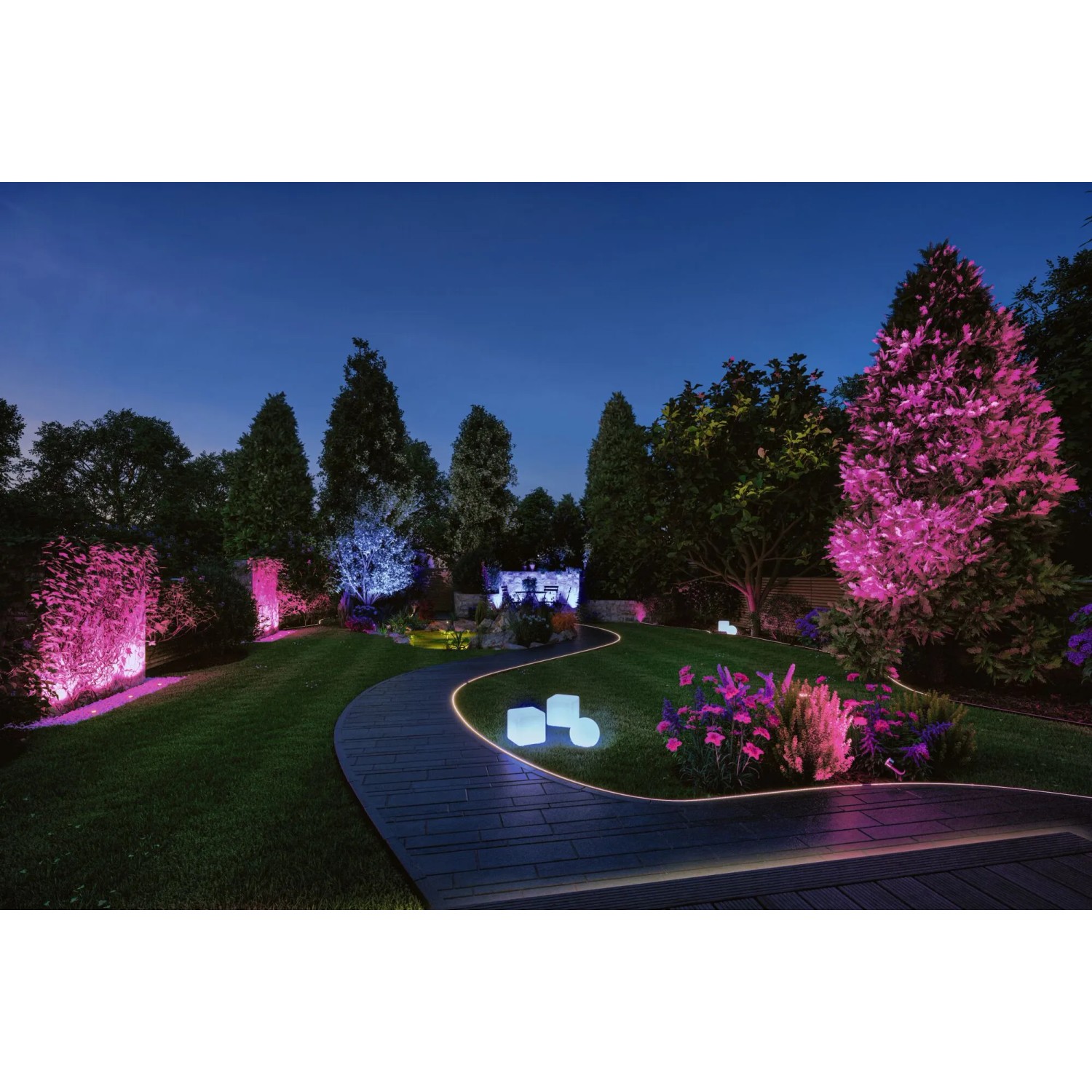 Paulmann Neon Stripe RGB im Garten: Flexibles, farbiges LED-Band für stimmungsvolle Außenbeleuchtung.