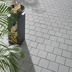 Verlegtes Kann Vero Maxx Pflaster Silbergrau 20x20x7,5 cm mit Holzdeko. Moderner Pflasterstein für Garten und Terrasse.