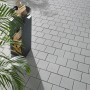 Verlegtes Kann Vero Maxx Pflaster Silbergrau 20x20x7,5 cm mit Holzdeko. Moderner Pflasterstein für Garten und Terrasse.