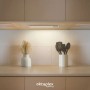 Flache, silberne Oktaplex LED Unterbauleuchte (40cm) für Küche mit warmweißem Licht.