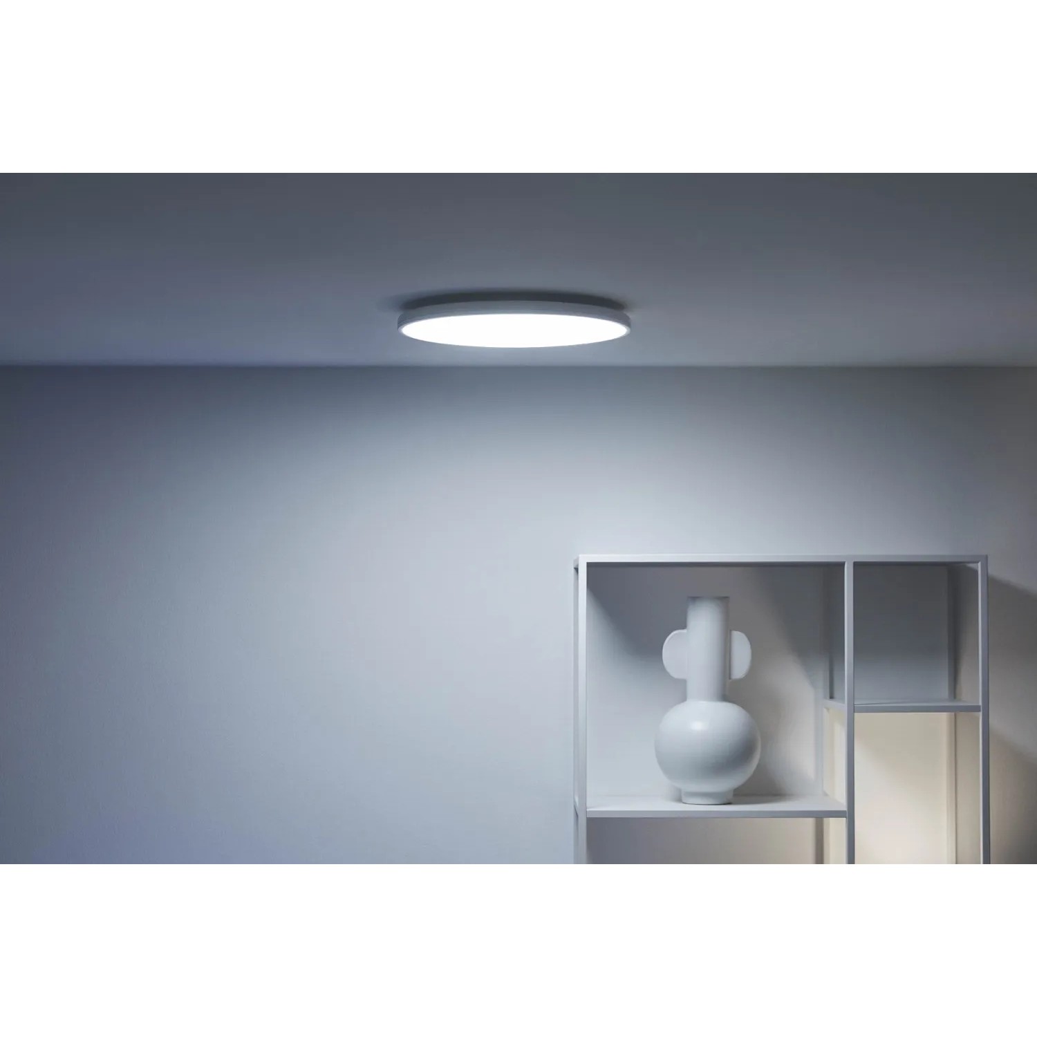 Weiße WiZ LED-Deckenleuchte Rune mit Farbwechsel und 2100 Lumen für smarte Beleuchtung.