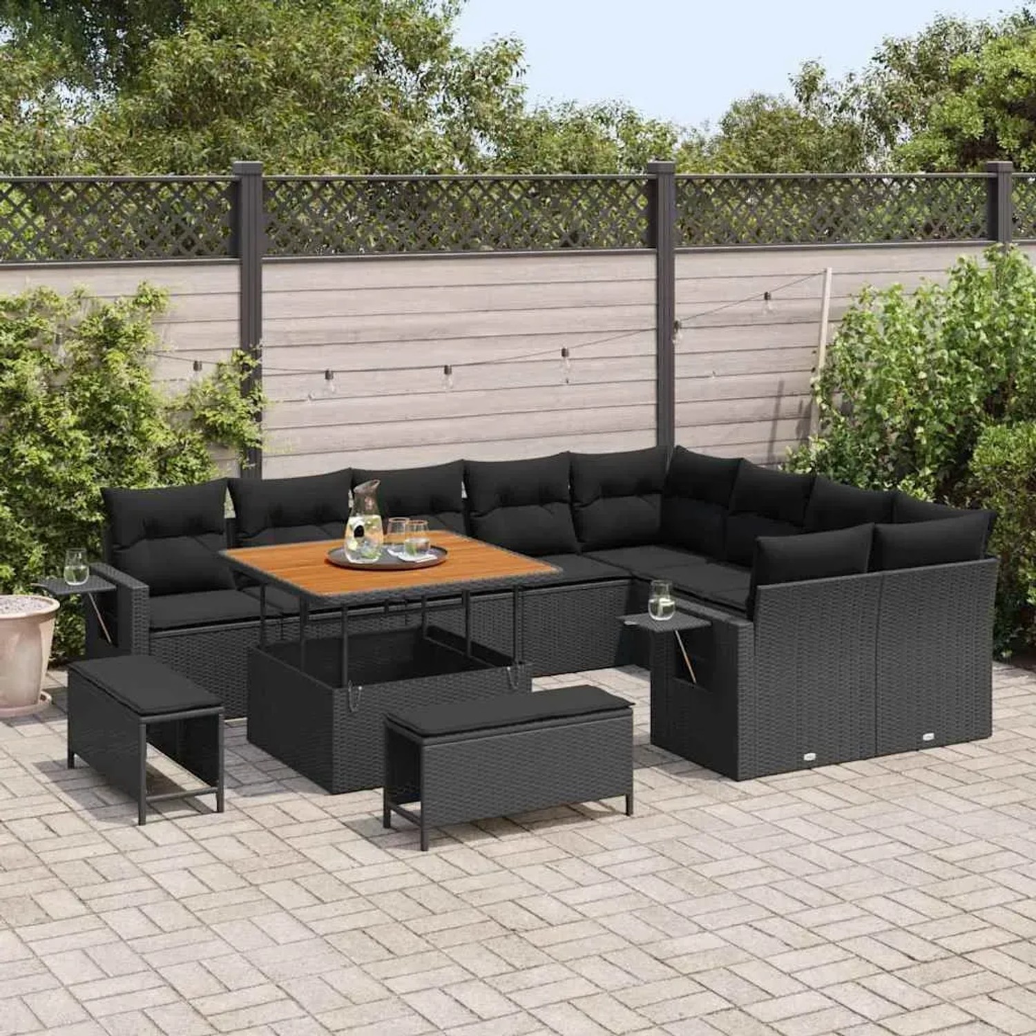 Schwarzes 12-tlg. vidaXL Garten-Sofa-Set aus Poly Rattan mit Tisch und Hockern.