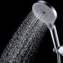 Wenko Duschkopf Ultimate Shower Chrom/Weiß mit Wasserstrahl im Detail.