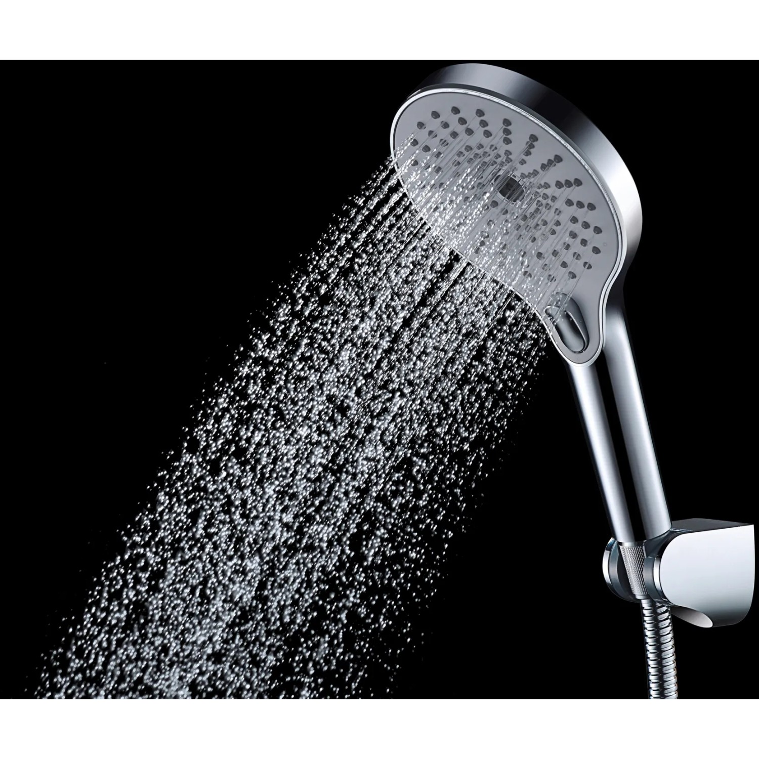 Wenko Duschkopf Ultimate Shower Chrom/Weiß mit Wasserstrahl im Detail.