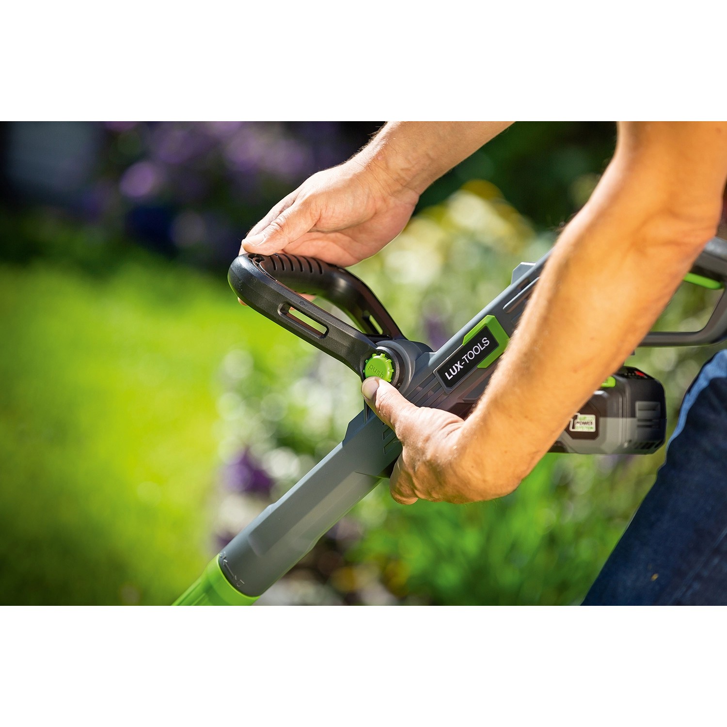 Nahaufnahme des LUX Akku-Rasentrimmer A-RT-20/25 in Verwendung, Fokus auf Bedienelemente.