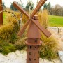 Windmühle aus Metall in Rostoptik, 181 cm, Gartendeko für den Außenbereich.
