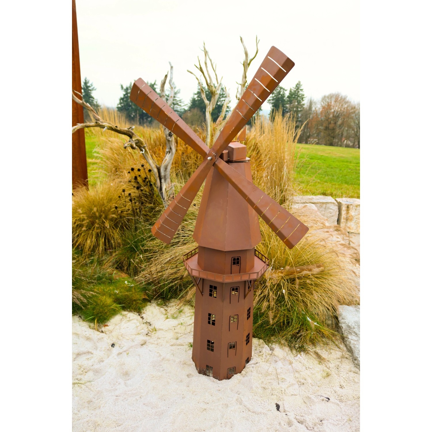 Windmühle aus Metall in Rostoptik, 181 cm, Gartendeko für den Außenbereich.