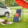 Dunkelblaue Siena Garden Campingrelaxliege Premium XL mit rotem Sonnenschirm und Hund im Garten.